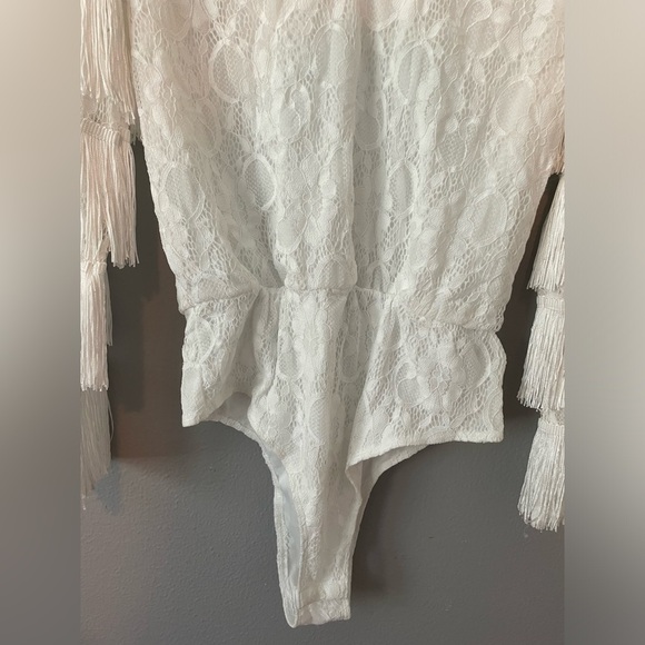 Pink Lily Meet Me On Broadway Ivory Fringe Sleeve Lace Long Sleeve Bodysuit sz M - Picture 6 of 8